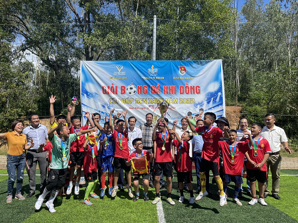 Lễ bàn giao, trao tặng 23 sân bóng đá mini cho các trường tiểu học trên địa bàn huyện Nam Đàn